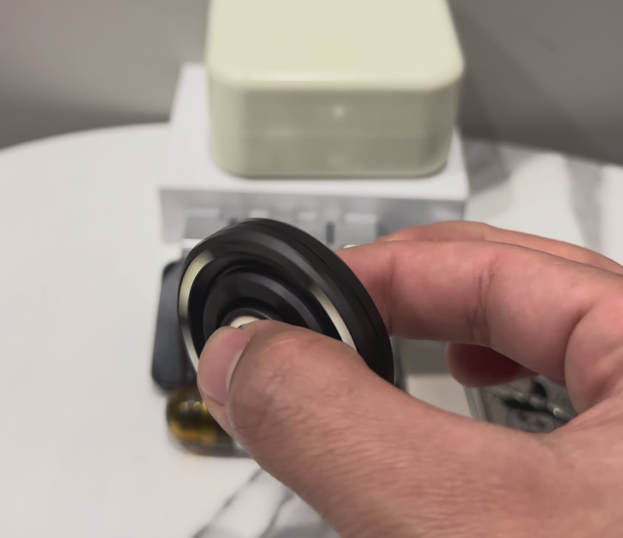2 in 1 spinner and push coin